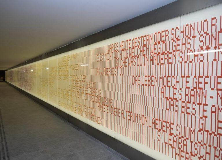 Ein Tunnel als Textkörper: „Was uns bewegt“