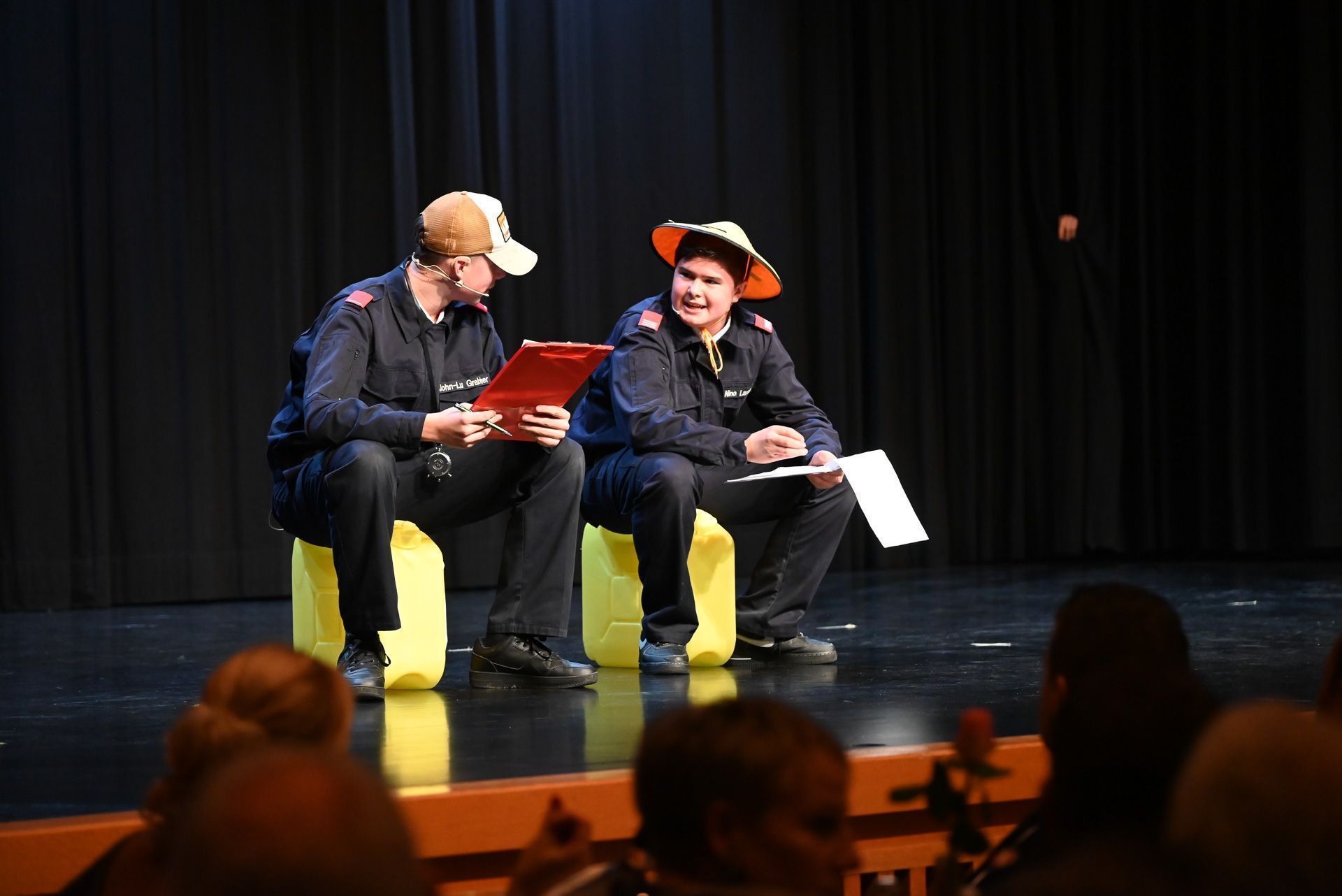 Die Feuerwehrjugend sorgte mit ihrem Auftritt für zahlreiche Lacher im Publikum.