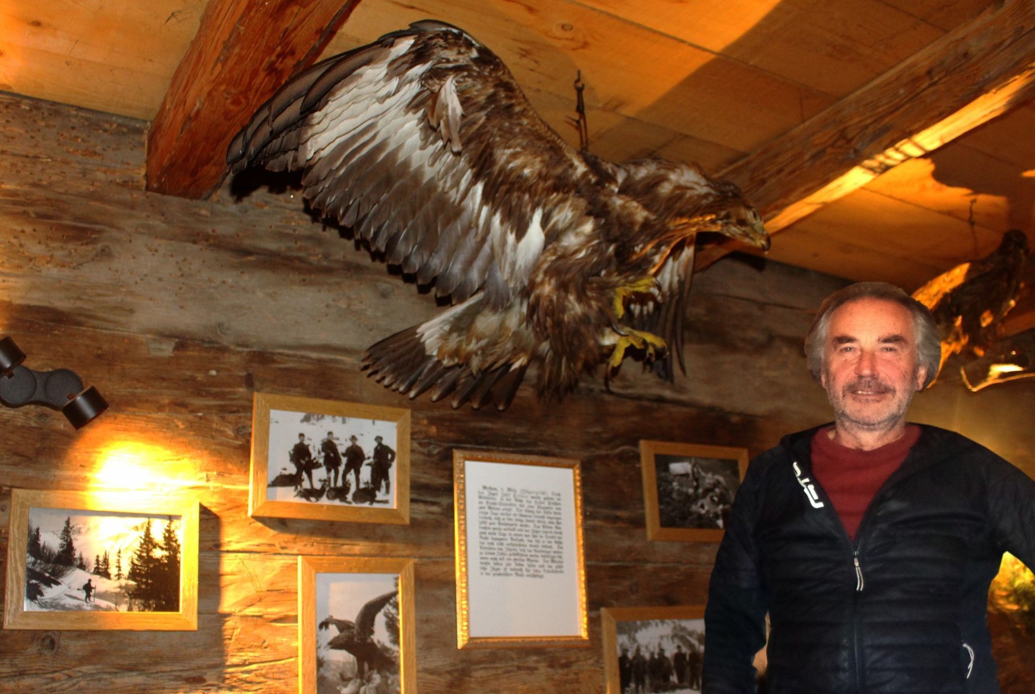 Schindeler Albert Hager im Foyer von Nazes Hus. Den mächtige Adler hat Josef Felder, Großvater von Alberts Gattin Christiane, vor mehr als 100 Jahren erlegt.