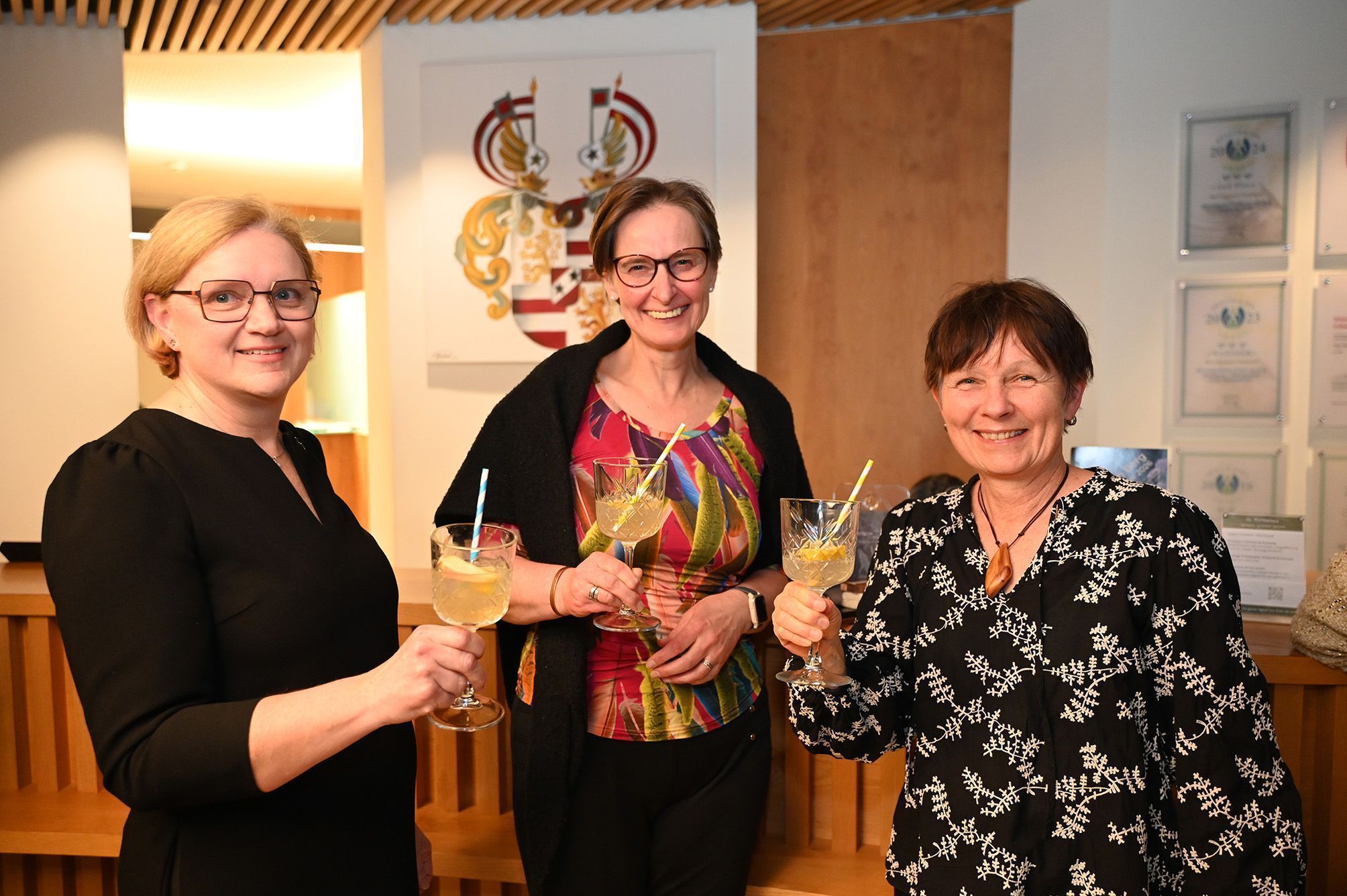 Sonja Frischauf mit MartinaWeindl und Stefanie Fries beim Apero.