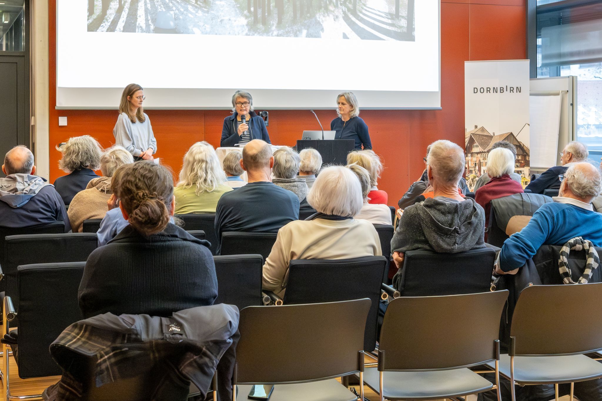 Die drei Referentinnen Sabine Nachbaur, Barbara Krepl und Barbara Motter im Dornbirner Rathaussaal