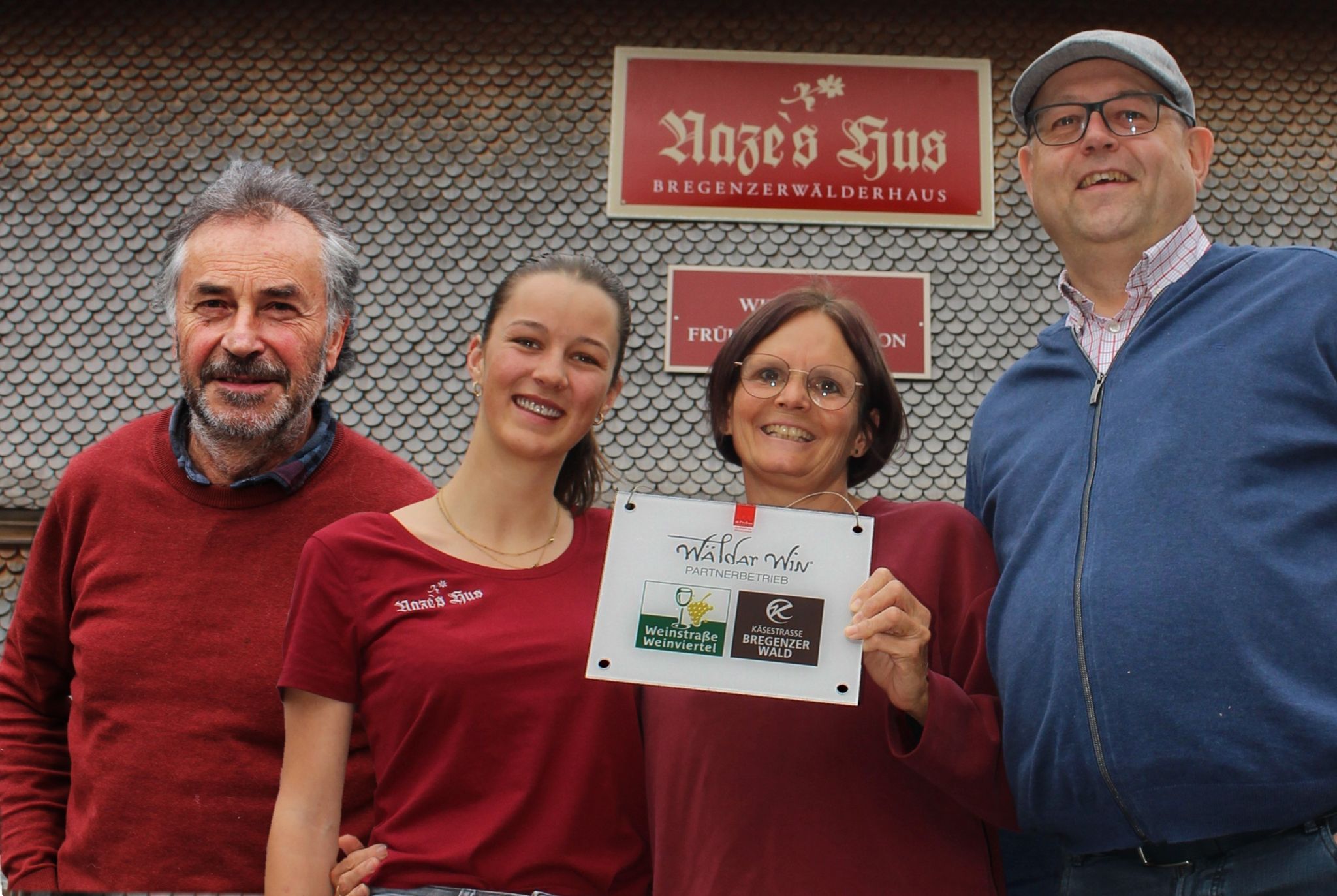 Albert Hager – im Bild mit Gattin Christiane und Bedienung Lina Hänsler – wurde bei der jüngsten Wälder-Win-Kür von Alex Feurstein als Wäldar-Win-Premium-Partner ausgezeichnet.