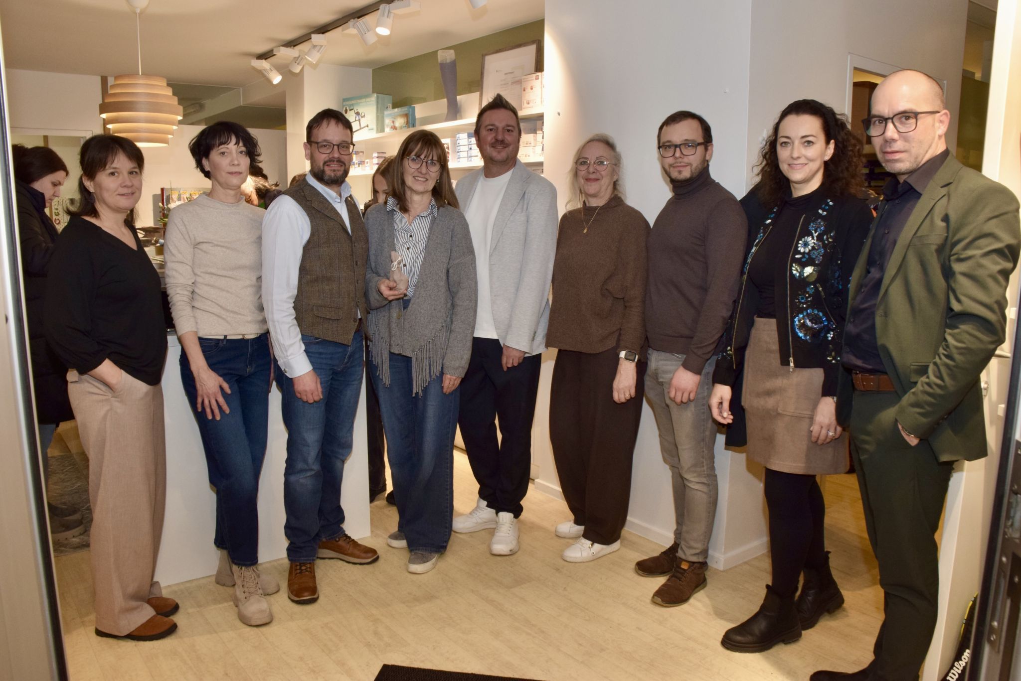 Marco Beyweiss-Giesriegl (geschäftsführender Gesellschafter, 3. v. l.) mit Mitarbeitenden und Eröffnungsbesuchern