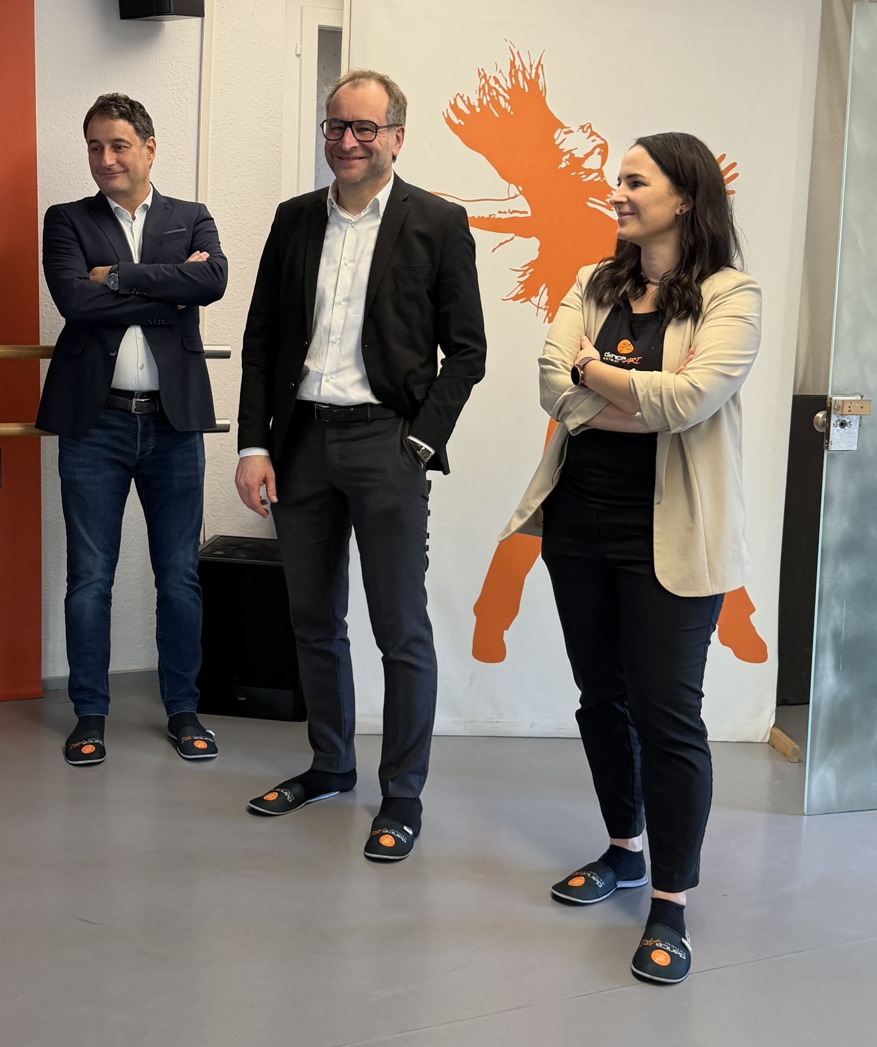 Mohrenbrauerei-Chef Thomas Pachole, Vizebürgermeister Alexander Juen und Melanie Forer-Pernthaler (Assistentin der Geschäftsleitung) beim Rundgang durch die Tanzschule. 