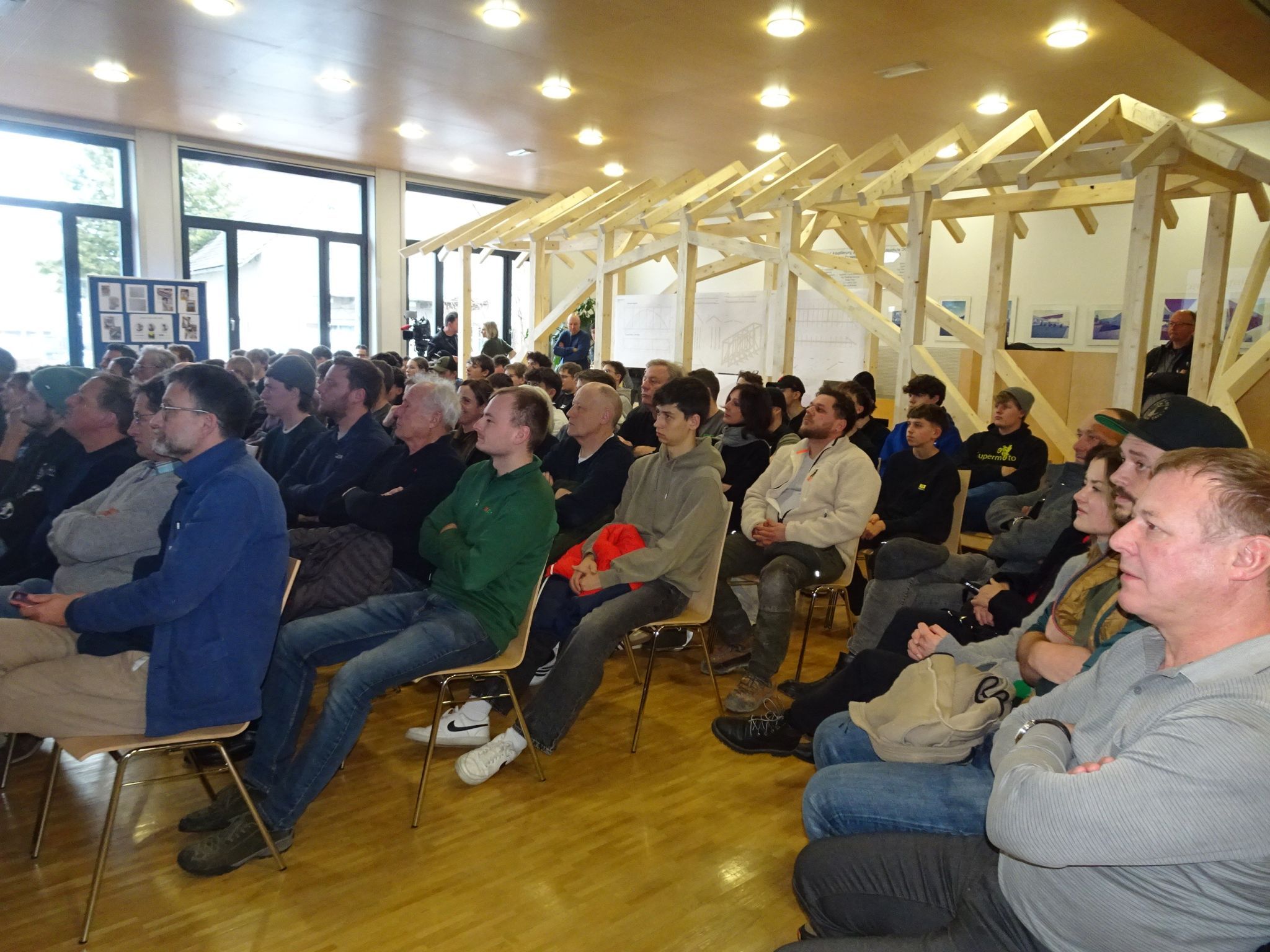 Großes Interesse an den Abschlussprojekten der angehenden Zimmereitechniker und Hochbauspezialisten. 