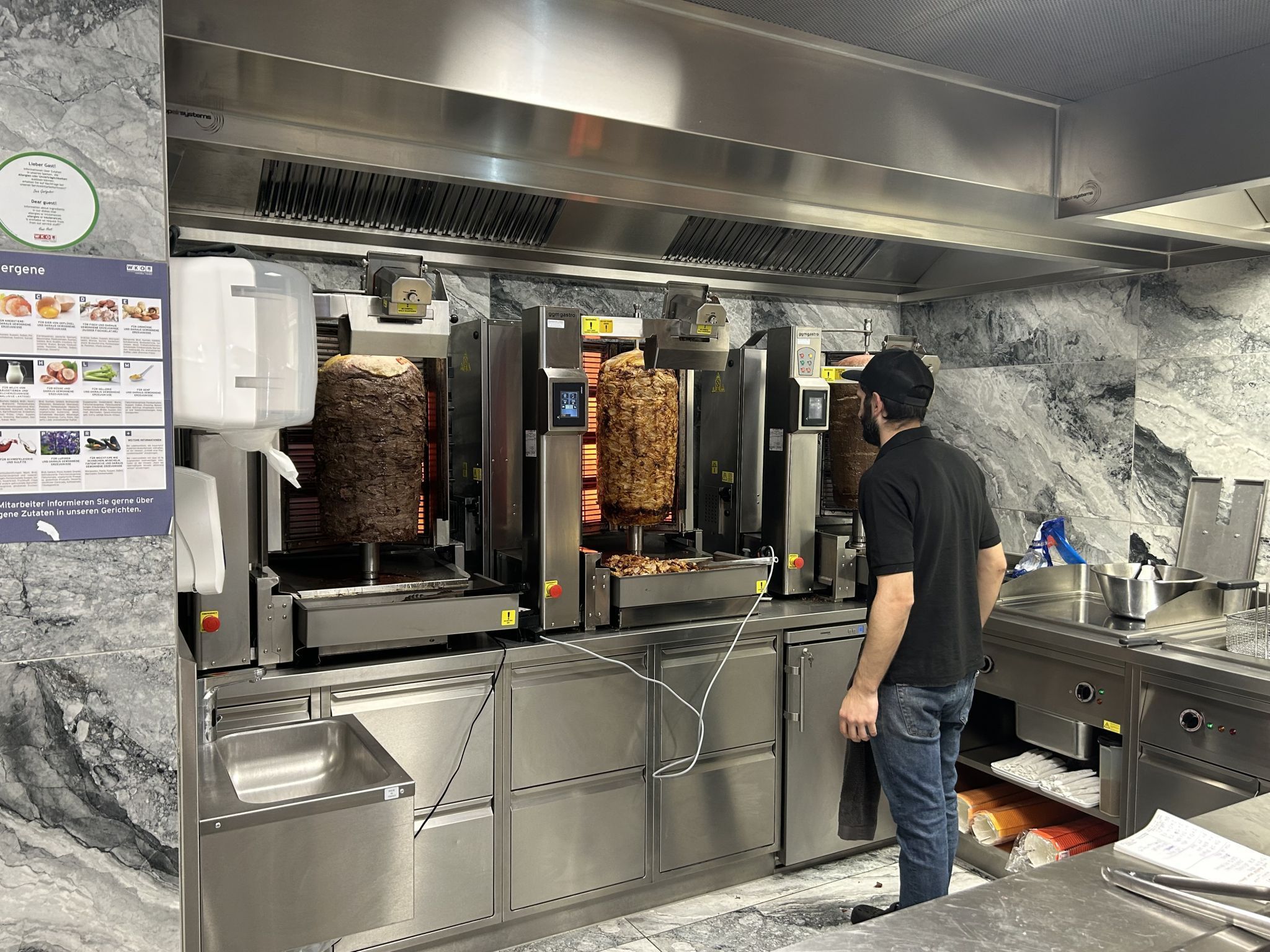 1 Bildschirm mit Livekamera 2 Bistro von außen 5 eigenes Brot 7 Roboter schneiden das Flesich 9 herrliche Tees 10 selbst gemachter Ayran (Bildergalerie)