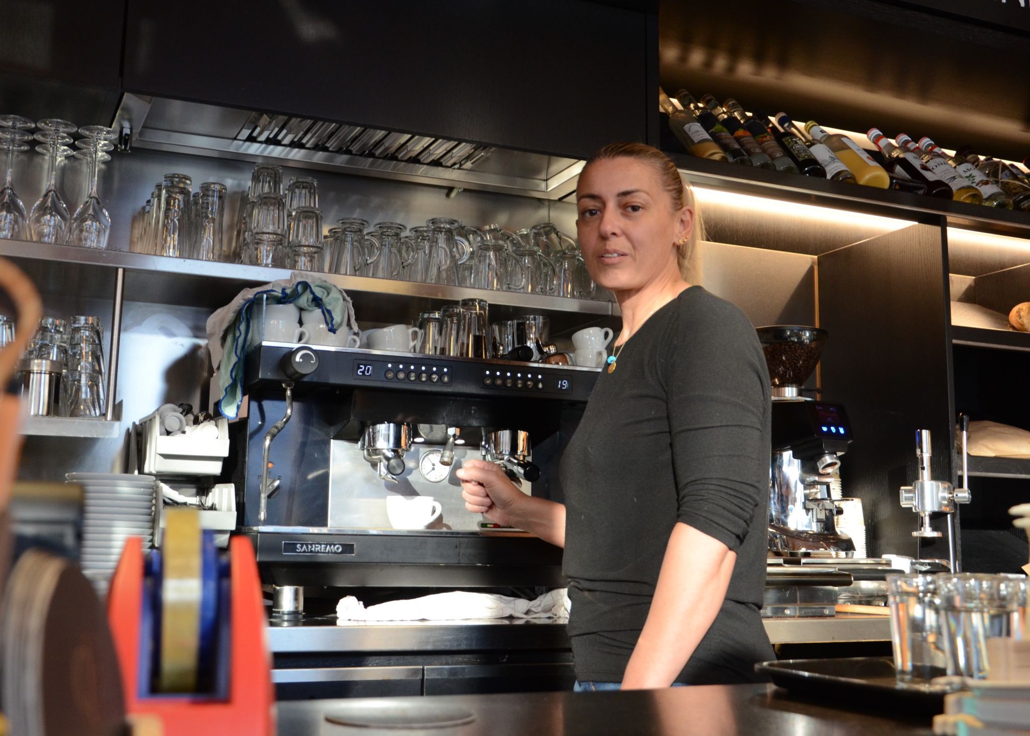 Die Arbeit hinter der Theke zählt zu Sükrans täglichen Aufgaben. HRJ