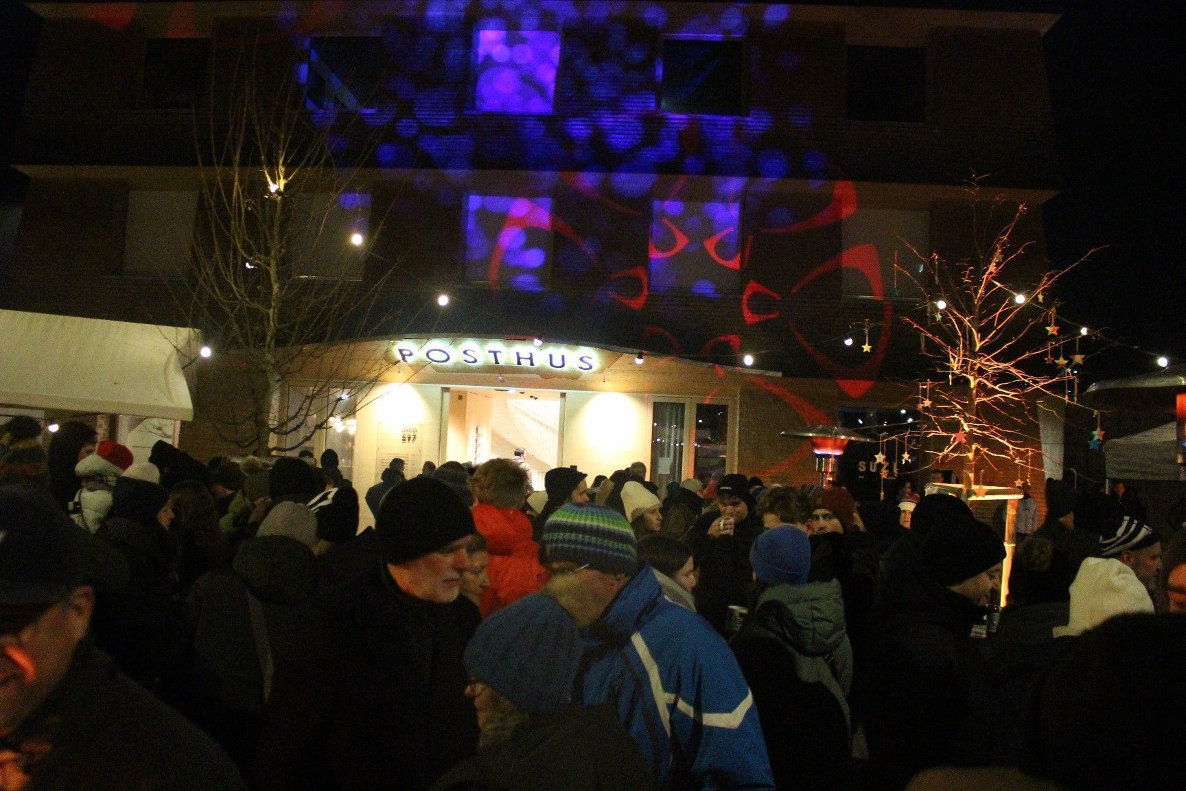 Wie vor einem Jahr – faszinierende Lichtshow auf der Posthus-Fassade.