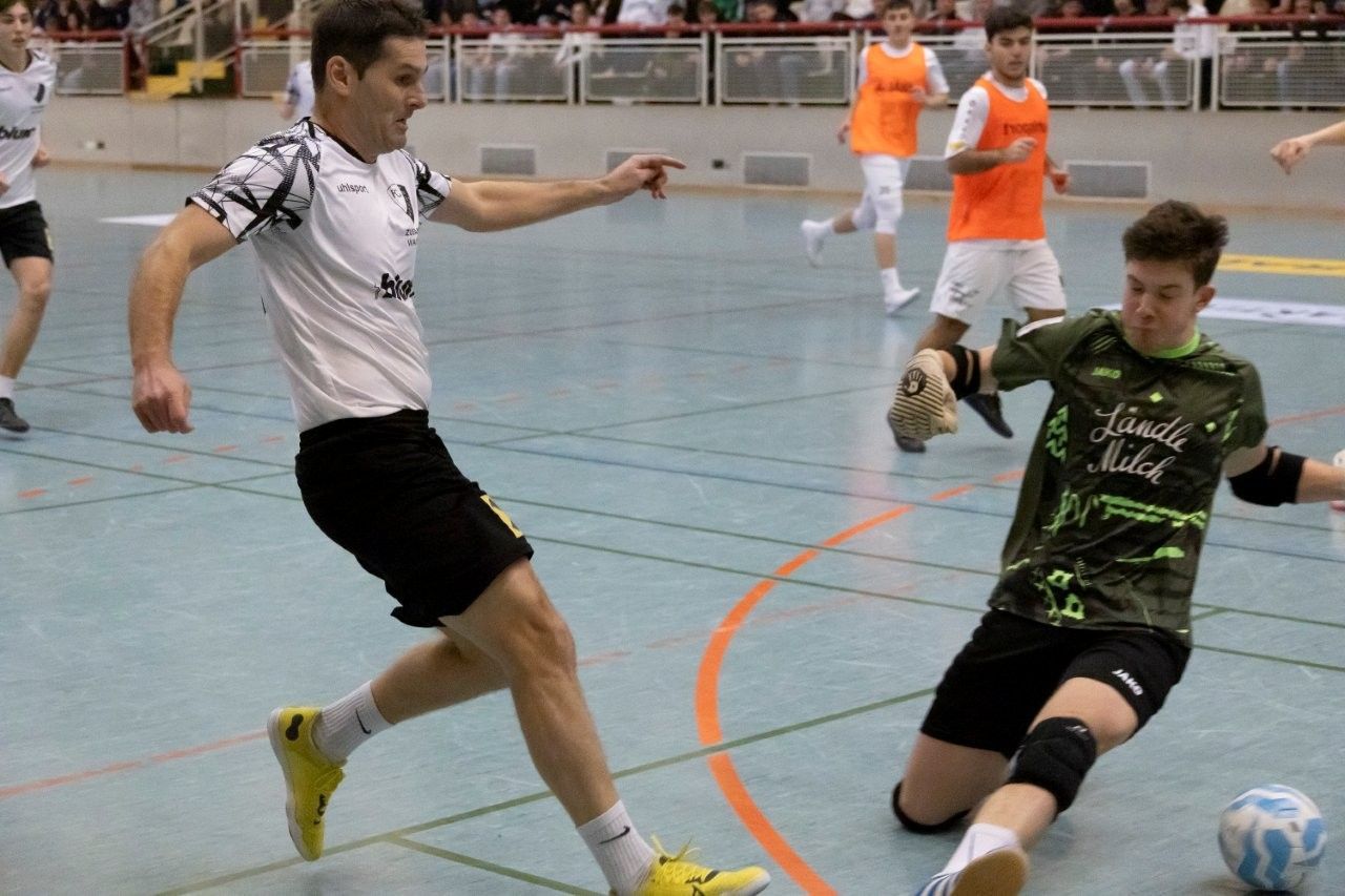 Höchst Spielertrainer Samir Karahasanovic gegen Feldkirch Goalie Clemens Vonbrül.PAULITSCH