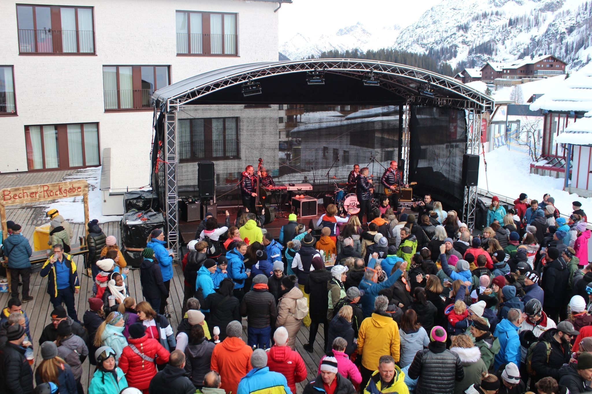 Ski&Concert 2026 beginnt am 7. Februar in der Arena zwischen Hotel und Talstation der Seilbahn mit den Monroes. PETER STRAUSS   