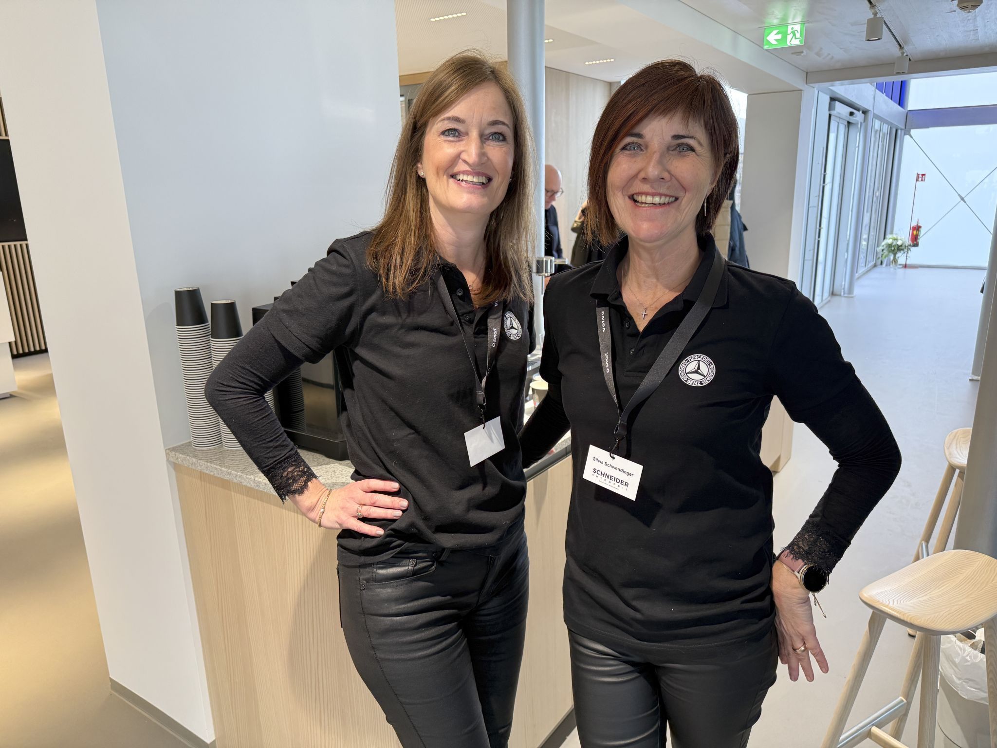 Monika Leiner und Silvia Schwendinger versorgten die Gäste mit schwedischen Süßigkeiten und Kaffee