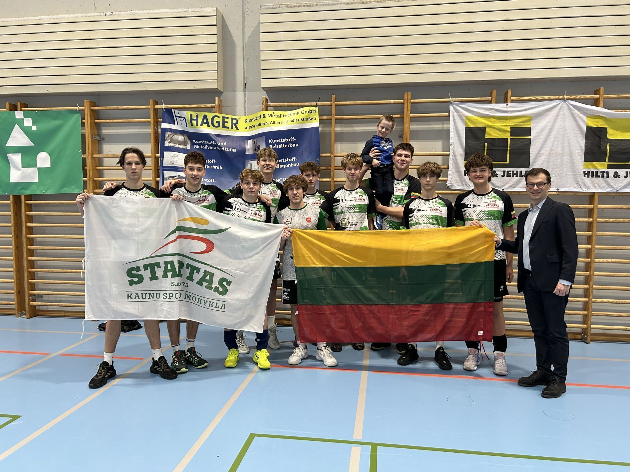 Honorarkonsul Dr. Andreas Huber und Sohn Pius mit den Burschen aus Kaunas/Litauen