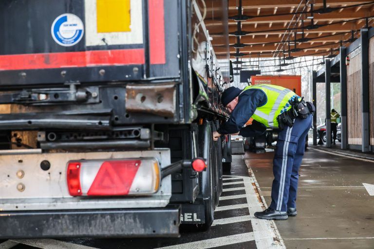 Lockere Radmuttern, gerissene Bremsscheibe: Kontrollteam stoppt mehrere Lkws auf der A14