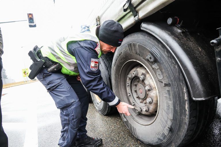 Lockere Radmuttern, gerissene Bremsscheibe: Kontrollteam stoppt mehrere Lkws auf der A14
