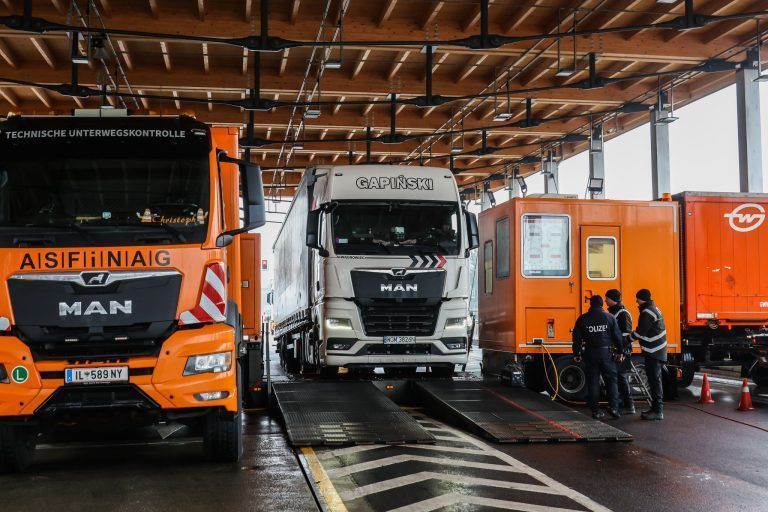 Lockere Radmuttern, gerissene Bremsscheibe: Kontrollteam stoppt mehrere Lkws auf der A14