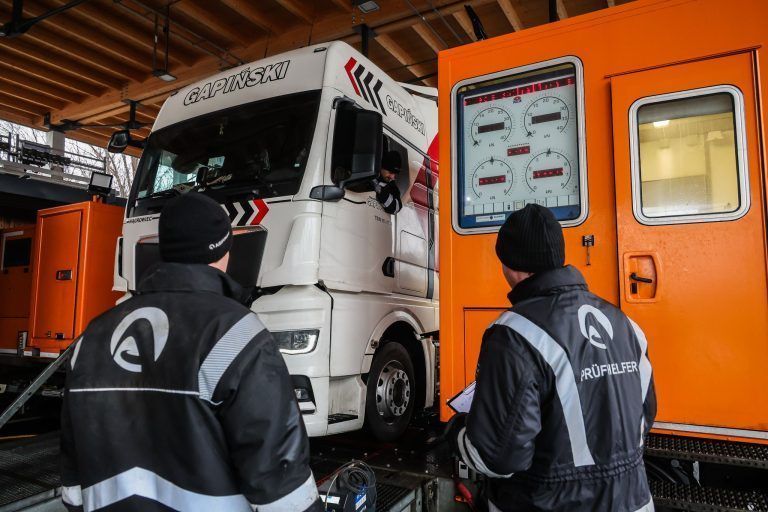 Lockere Radmuttern, gerissene Bremsscheibe: Kontrollteam stoppt mehrere Lkws auf der A14