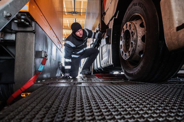 Lockere Radmuttern, gerissene Bremsscheibe: Kontrollteam stoppt mehrere Lkws auf der A14