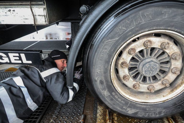 Lockere Radmuttern, gerissene Bremsscheibe: Kontrollteam stoppt mehrere Lkws auf der A14