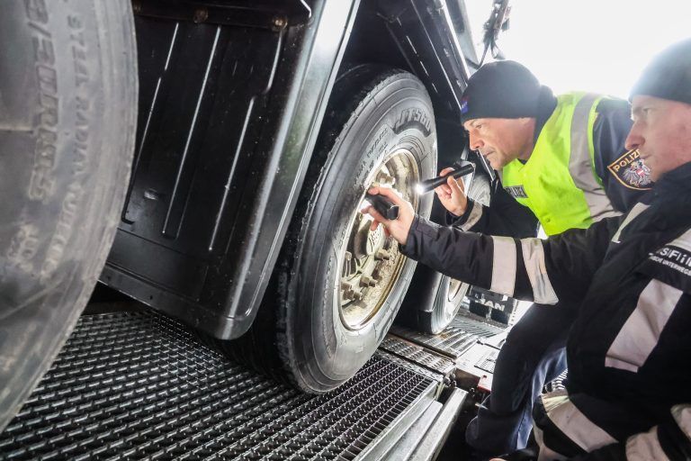 Lockere Radmuttern, gerissene Bremsscheibe: Kontrollteam stoppt mehrere Lkws auf der A14