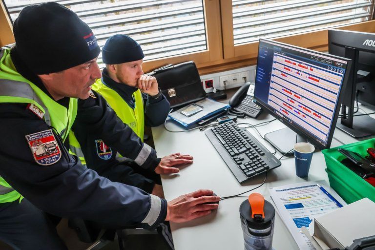 Lockere Radmuttern, gerissene Bremsscheibe: Kontrollteam stoppt mehrere Lkws auf der A14