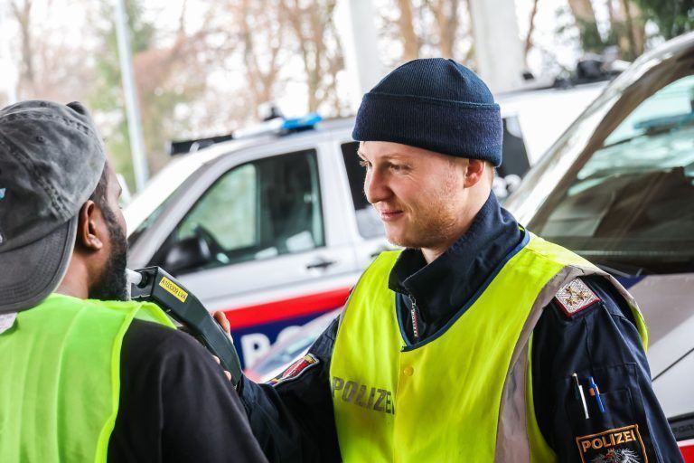 Lockere Radmuttern, gerissene Bremsscheibe: Kontrollteam stoppt mehrere Lkws auf der A14