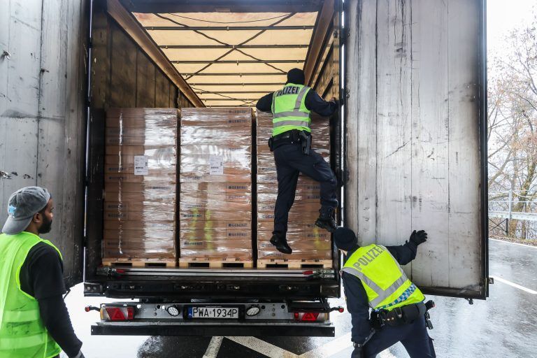 Lockere Radmuttern, gerissene Bremsscheibe: Kontrollteam stoppt mehrere Lkws auf der A14