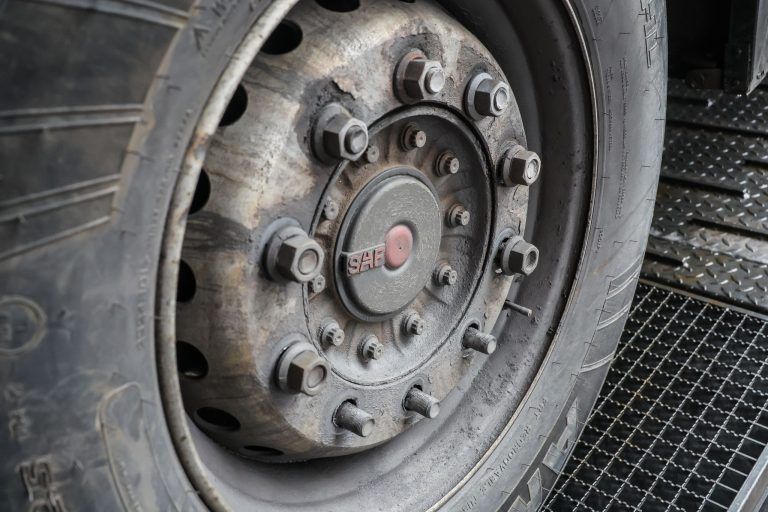 Lockere Radmuttern, gerissene Bremsscheibe: Kontrollteam stoppt mehrere Lkws auf der A14