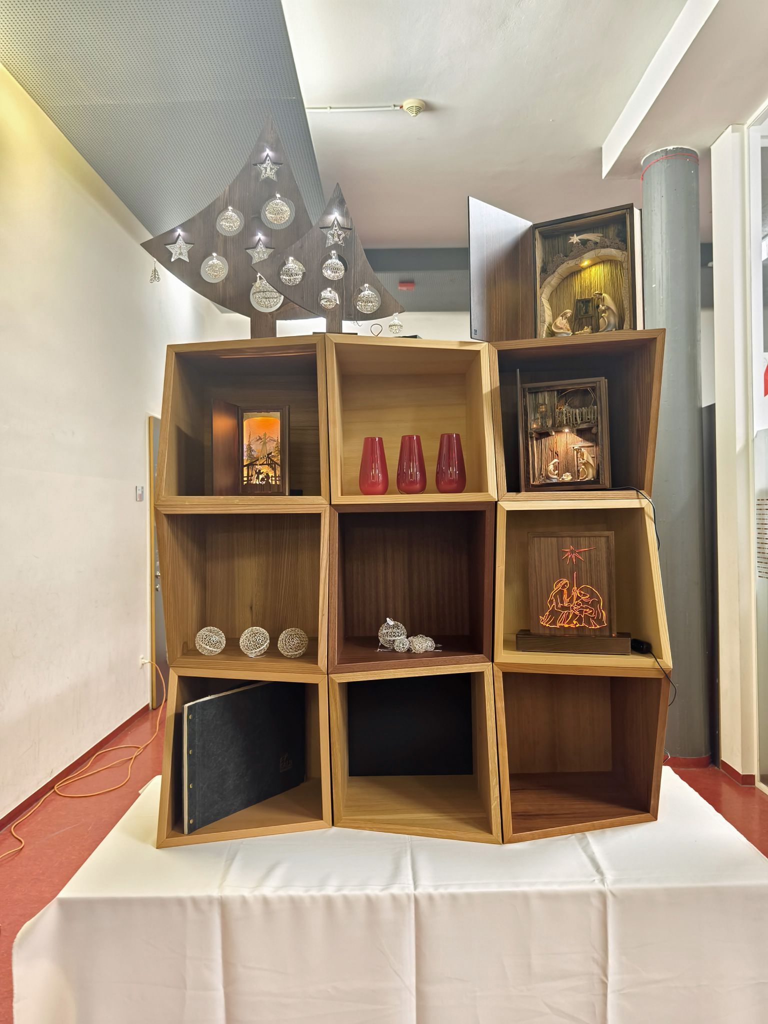 Objekte aus Holz von Elmar Kalb ergänzten den Konzertabend um eine visuelle Dimension.