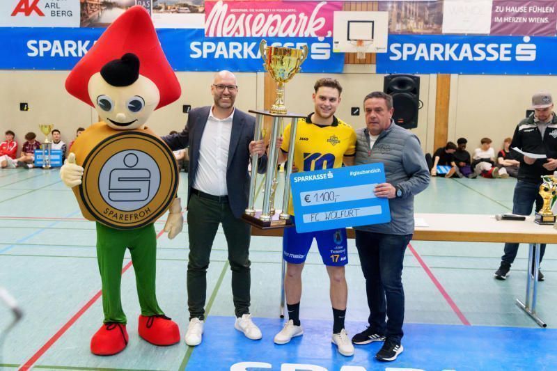 Marian Zehrer hebt den Siegerpokal in die Höhe.