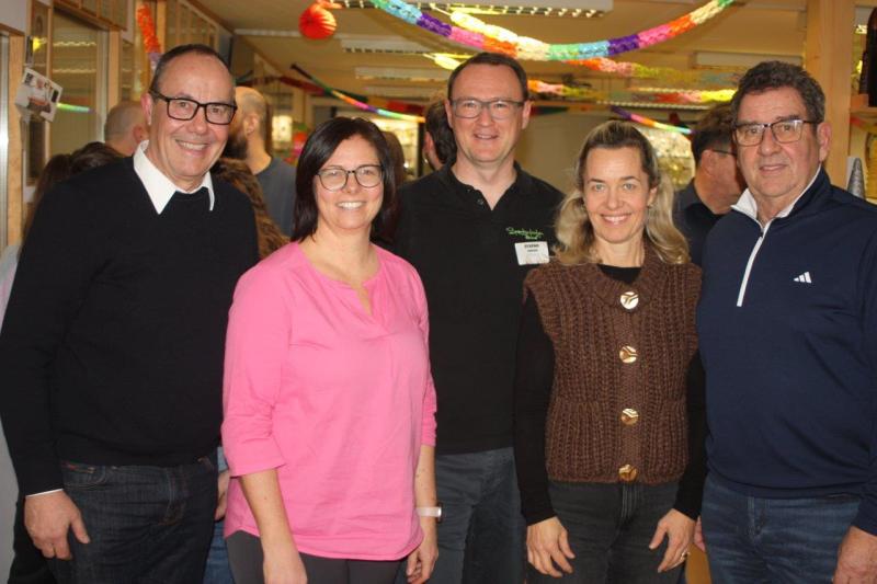 Obmann Stefan Abbrederis (3.v.r.) mit Bürgermeisterin Katharina Wöß-Krall, Karin Reith und den Gemeinderäten Andreas Prenn und Helmut Jenny freuen sich auf das Krapfenschießen.