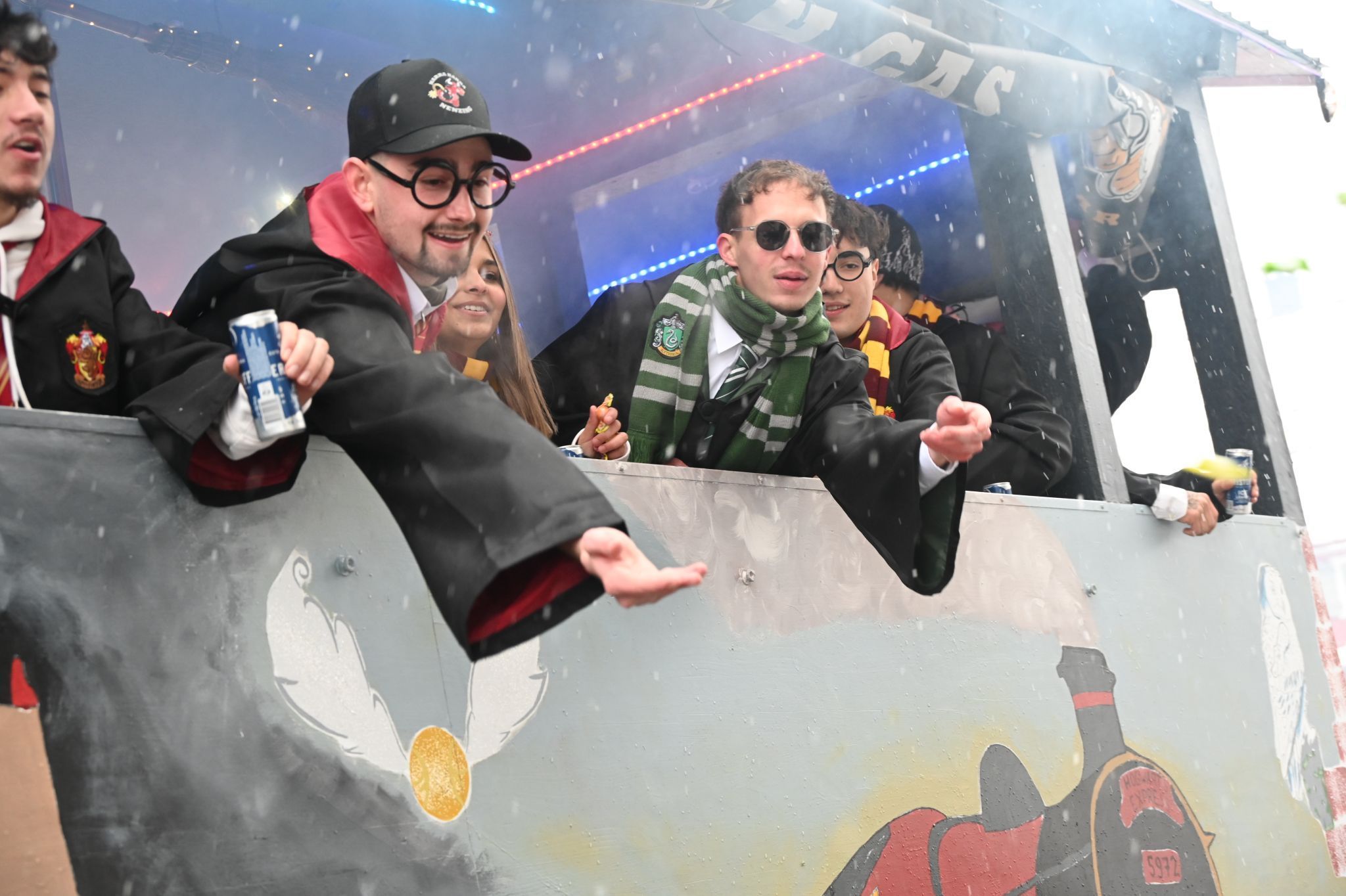 Die Umzugsteilnehmer geizten nicht mit den Zuckerle.