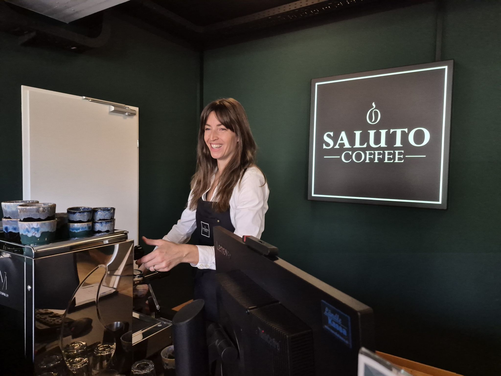 Natürlich darf der Kaffee verkostet werden und auch Baristakurse gehören zu Martinas Offerten. JH