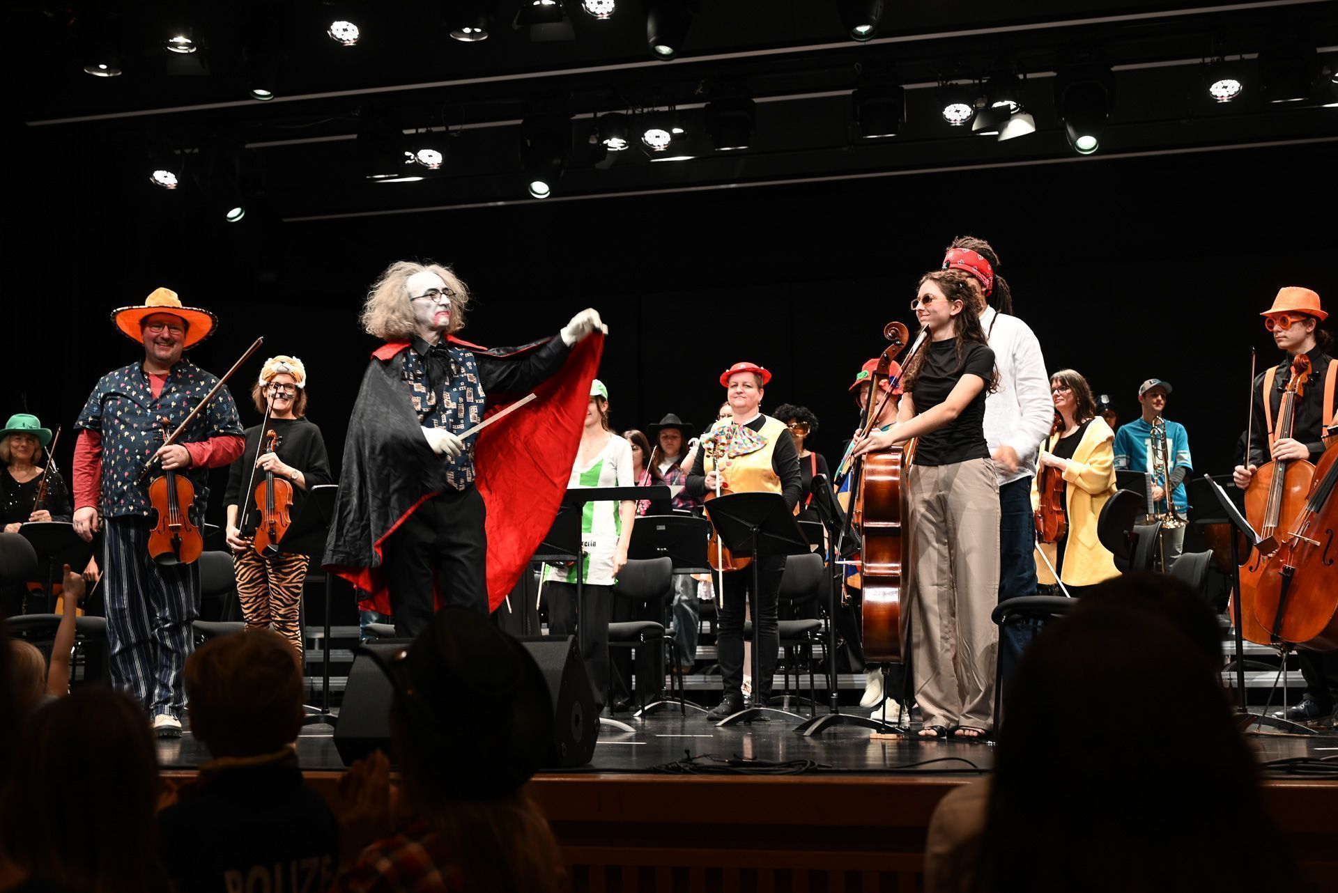 Marcus Hartmann dirigierte als Vampir die Sinfonietta.