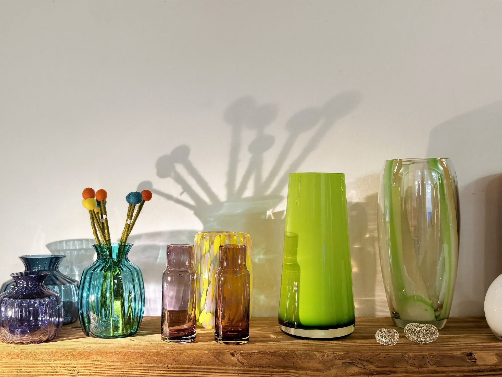 Glasarbeiten von Elmar Kalb sorgten im Foyer für spannende Licht- und Formakzente.