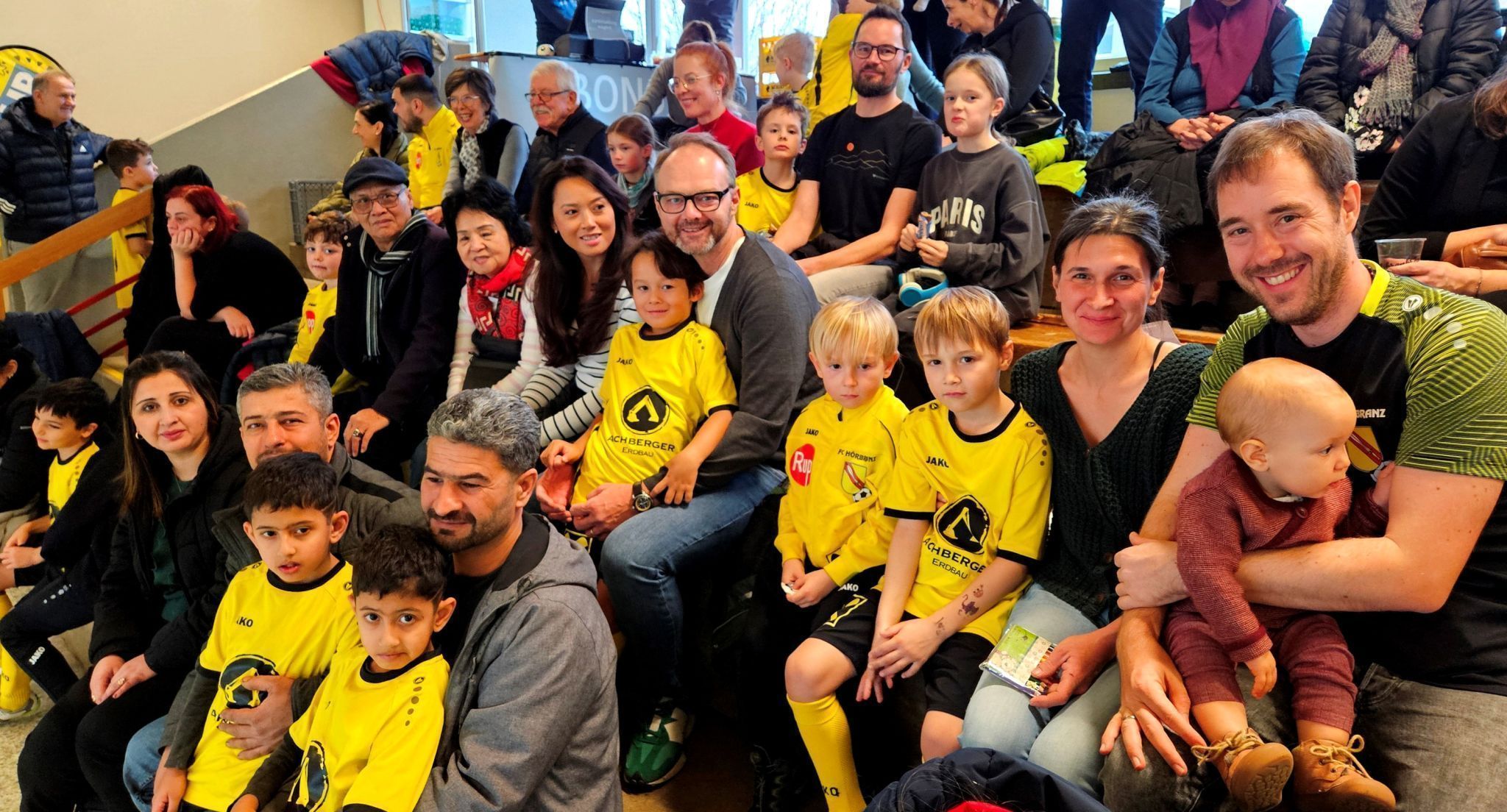 Alle Fußballfans sind herzlich eingeladen, diesem beliebten Hallen-Nachwuchs-Turnier in Lochau auf der Tribüne für eine stimmungsvolle Kulisse zu sorgen.