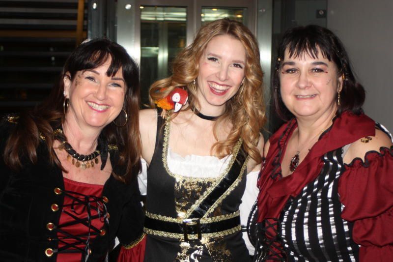 Elke Sonderegger mit ihren zwei Freundinnen. 