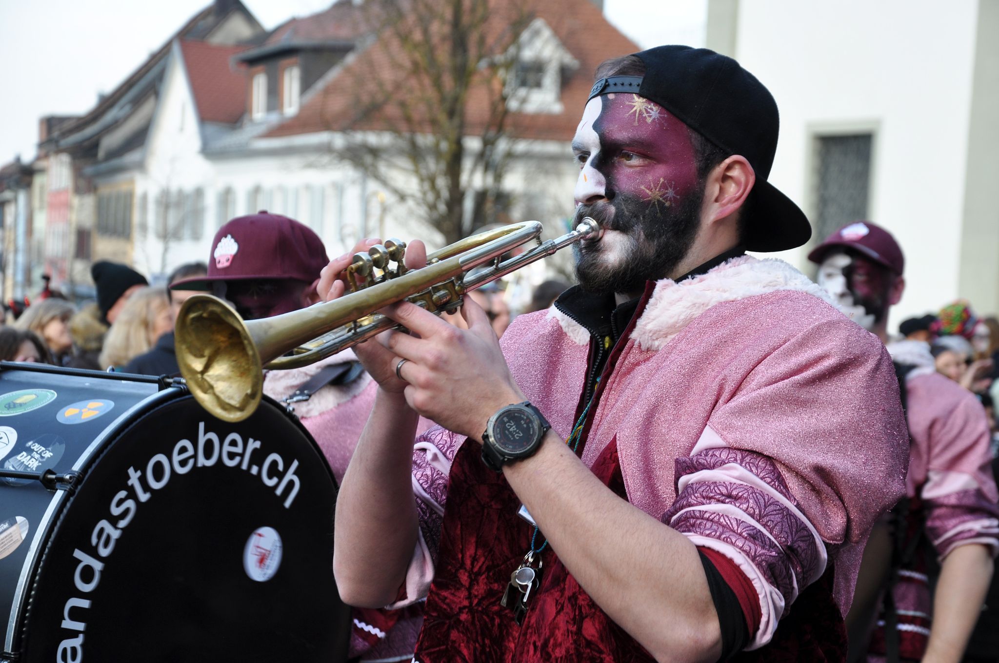Die kunstvolle Schminke der Guggenmusiker war ein echter Blickfang.