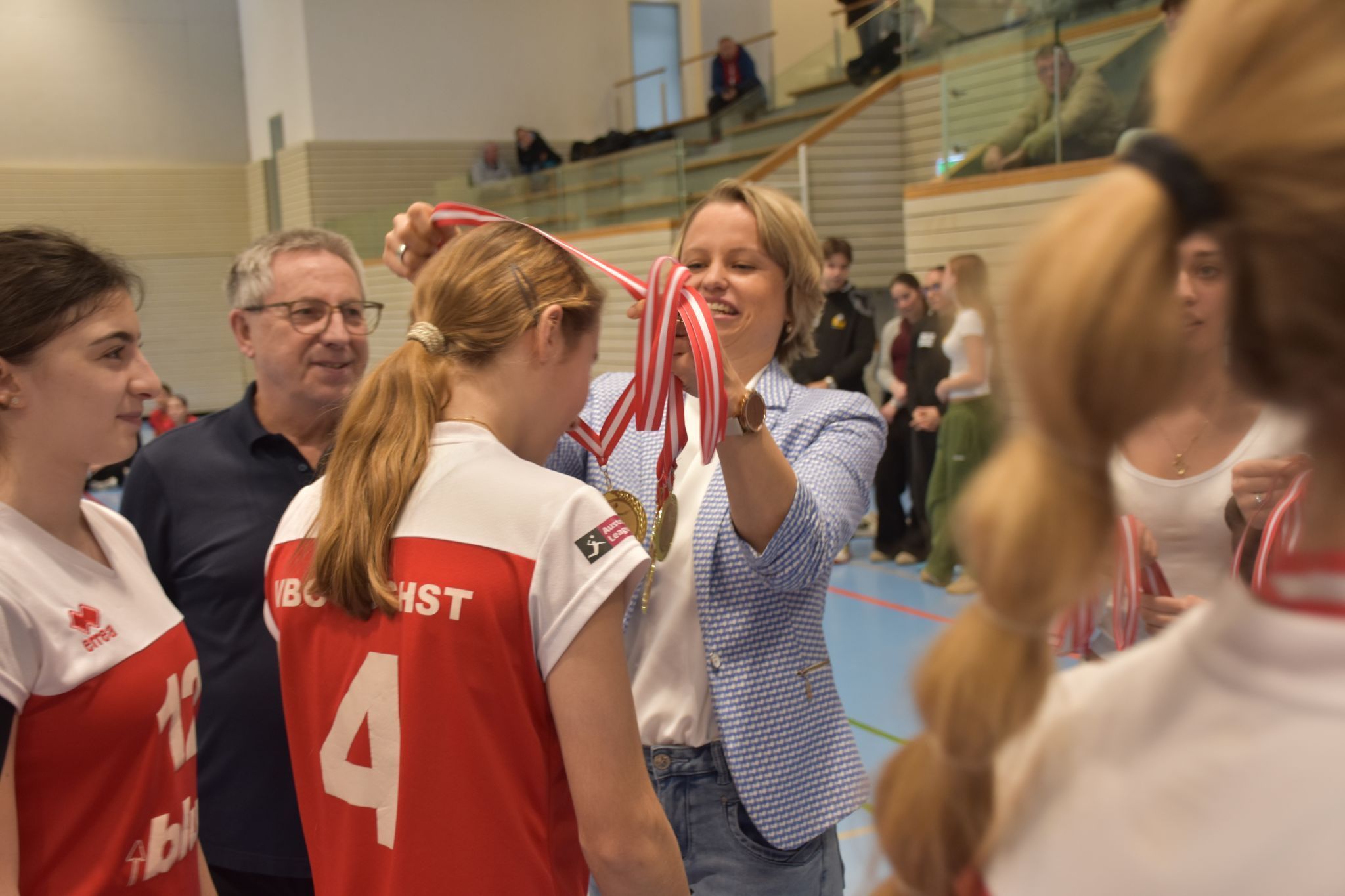 Katharina Nitschmann und Joe Lampert überreichten die Medaillen