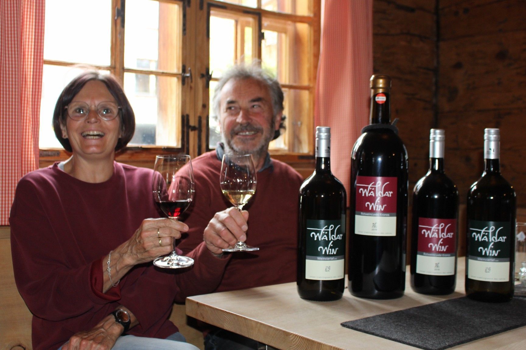 Ehrensache, dass bei Albert und Christiane der Wälder Win auf der Getränkekarte in Poleposition angeführt wird.