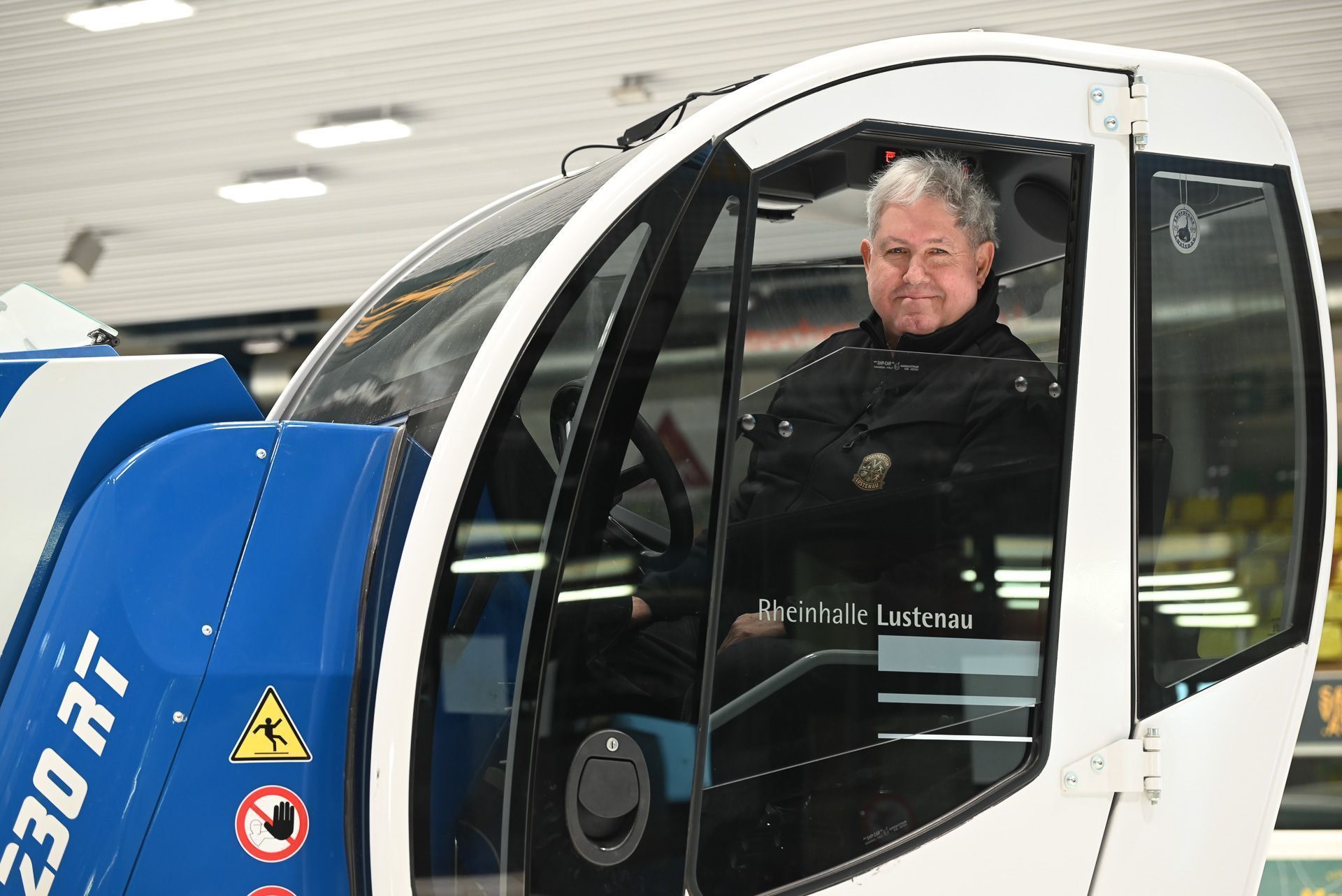 Gerd Ortner zieht als Eismeister mehrmals täglich seine Bahnen mit der Eismaschine in der Rheinhalle Lustenau.