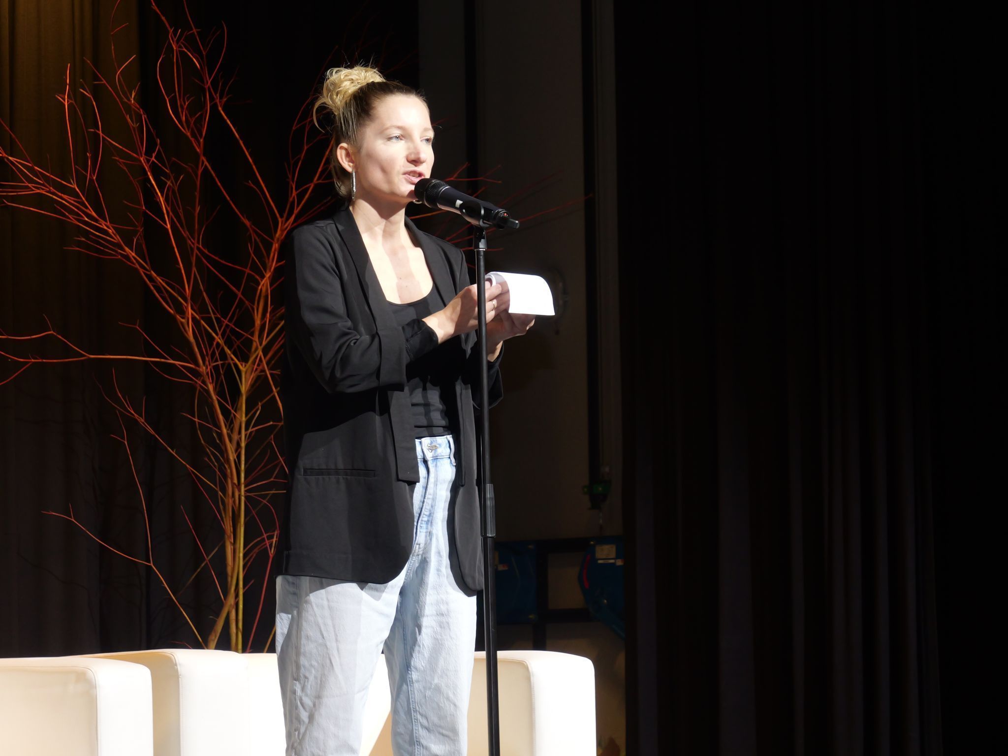 Poetry-Slammerin Tina Strohmaier eröffnete den Abend mit einem Wortbeitrag über Frastanz.