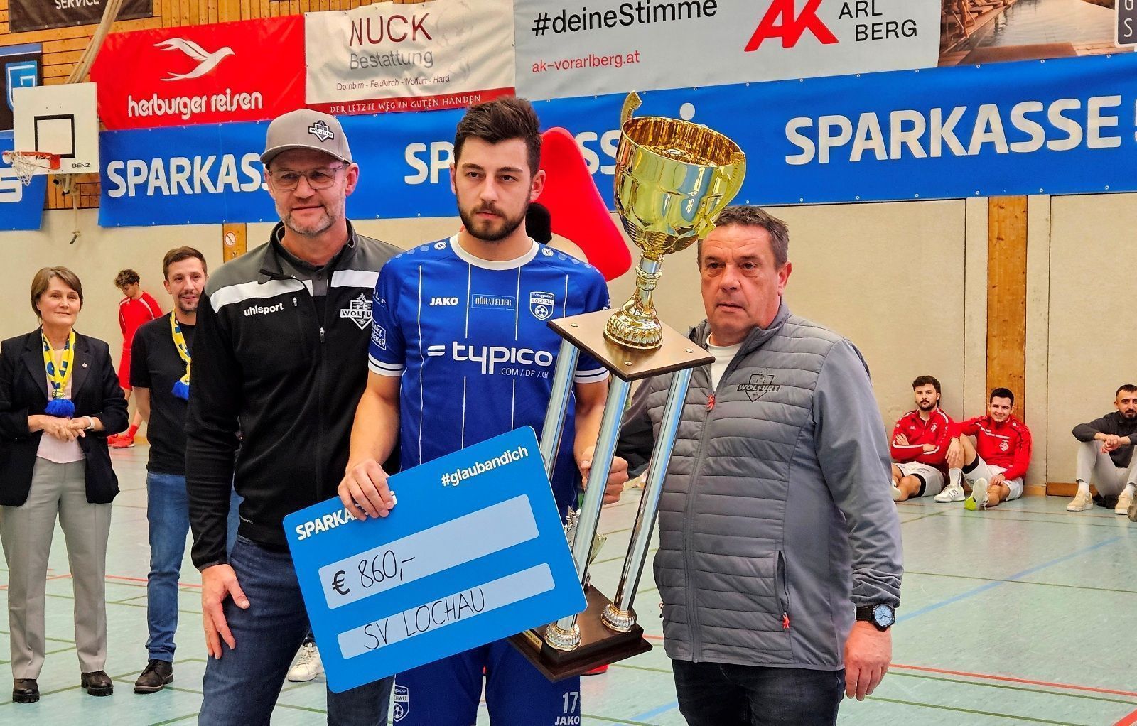 Ein toller 2. Platz für den SV typico Lochau mit Kapitän Fabio Feldkircher beim großen Sparkassen-Hallenmasters-Turnier 2025/26 in Wolfurt.