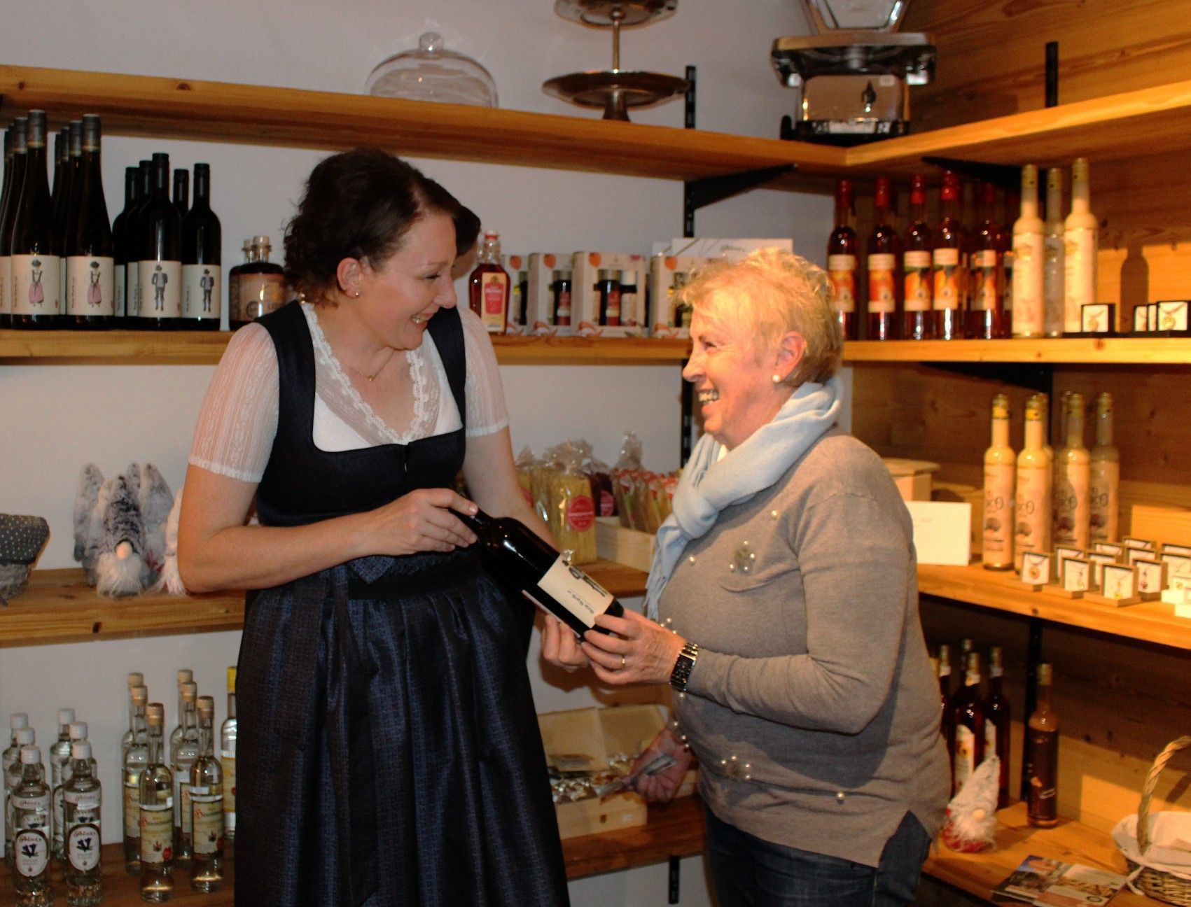 Fördermittel für die Umgestaltung der alten Sennerei hat das Land u. a. von der Einrichtung eines Shops mit regionalen Spezialitäten abhängig gemacht – Warth Wein inklusive.