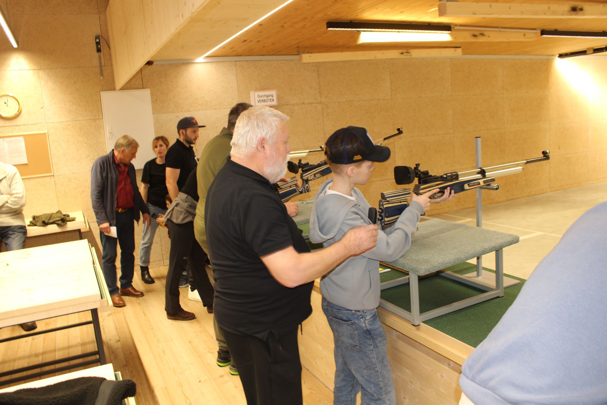 Hochbetrieb im Schützenhaus – fachkundig unterwiesen gingen mehr als 300 Schützinnen und Schützen auf „Krapfenjagd“. PETER STRAUSS     