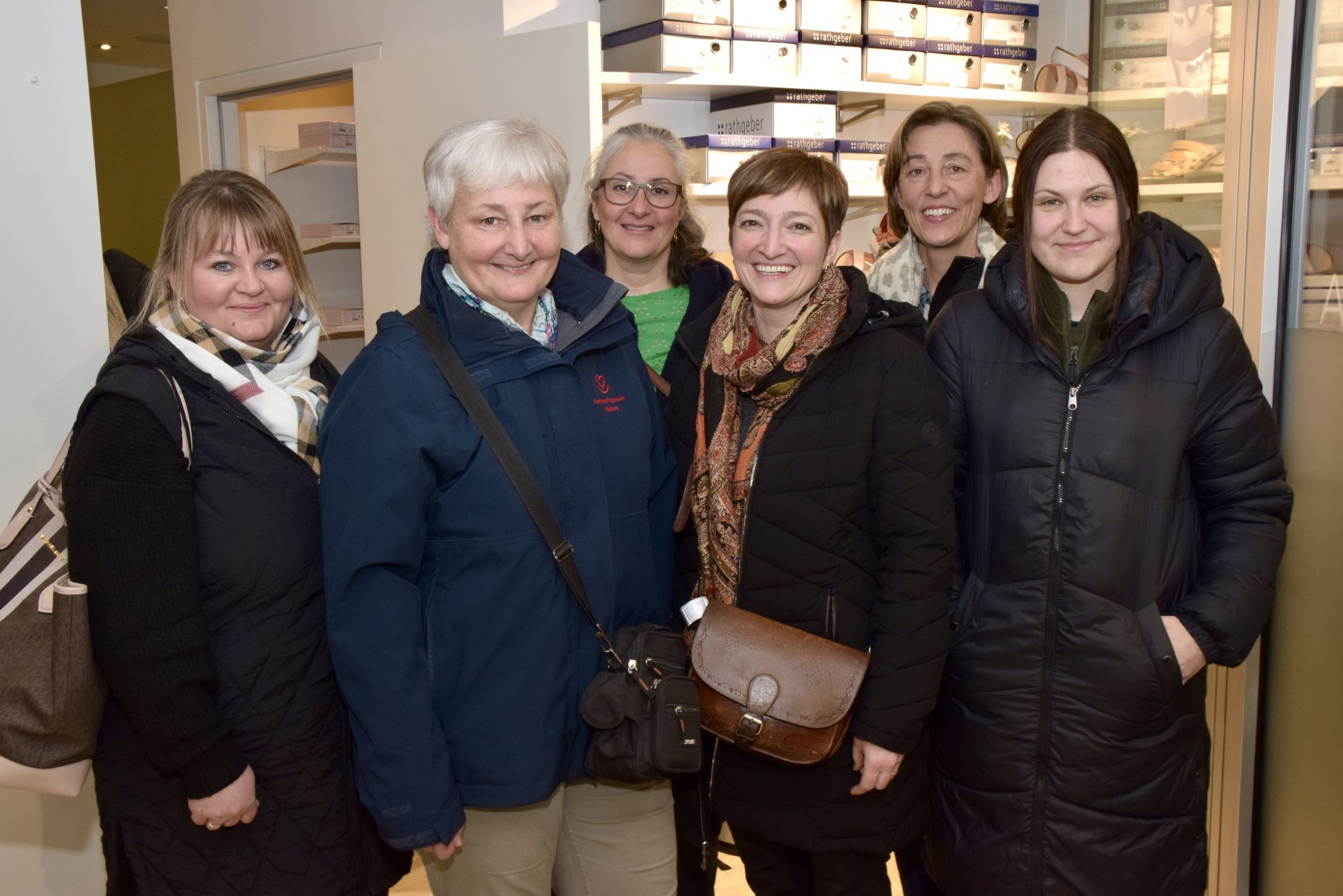 Fröhliche Eröffnungsgäste