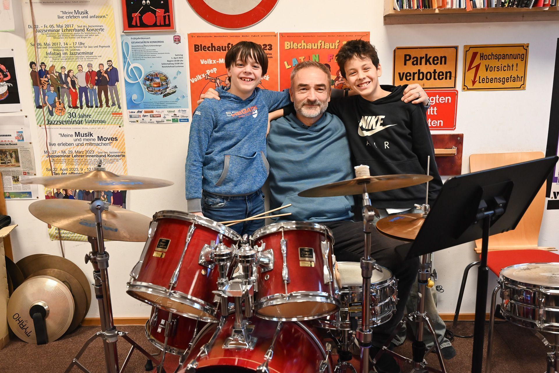 Elias und Lorenz mit ihrem Schlagwerk-Lehrer Ronald Fischer. 
