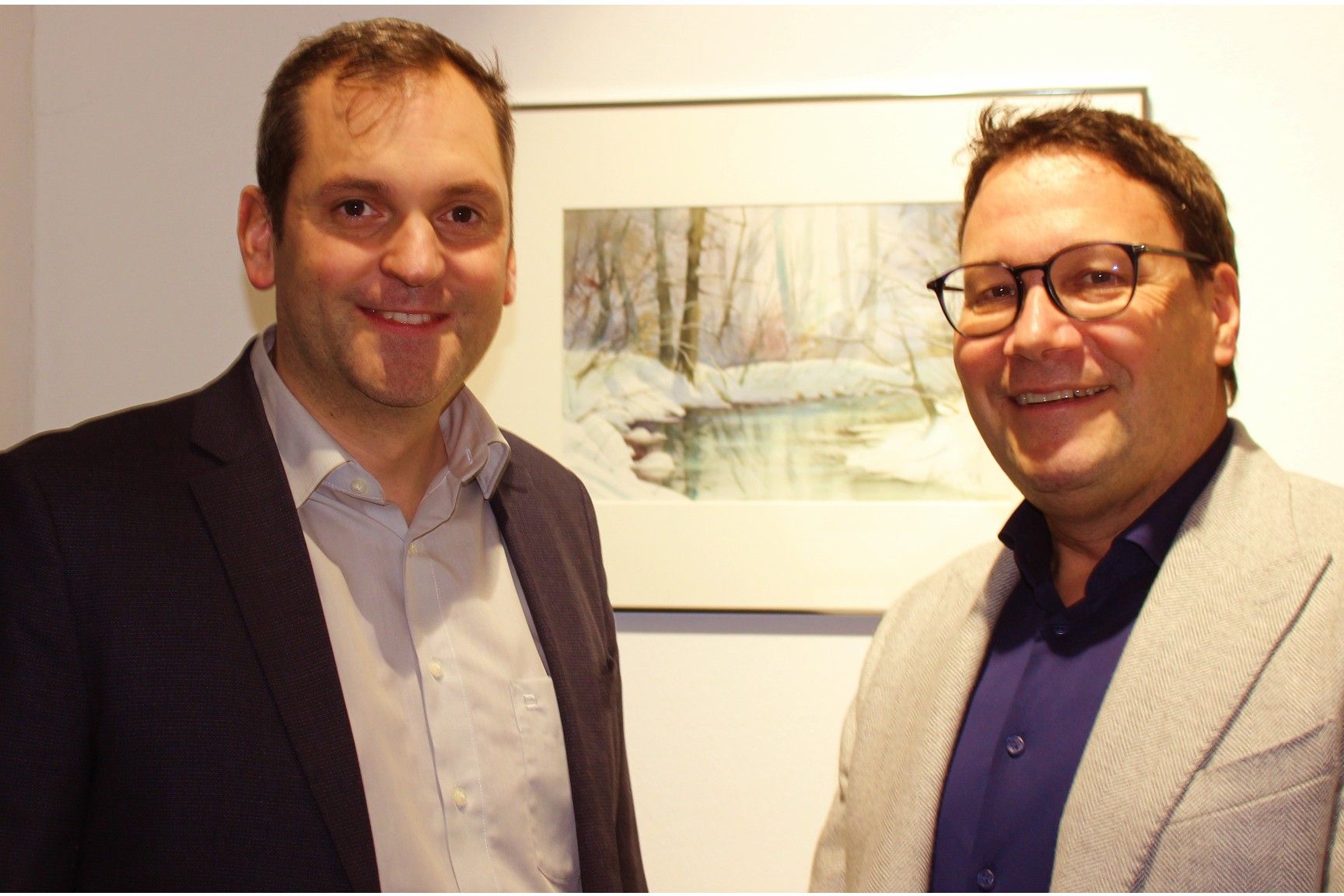 „Als hätte er es eben erst heute gemalt . . .“, staunten Bürgermeister Andreas Kresser und sein Vize Stefan Fischaller (r.) vor dem Bild der winterlichen Leiblach in Hörbranz.   