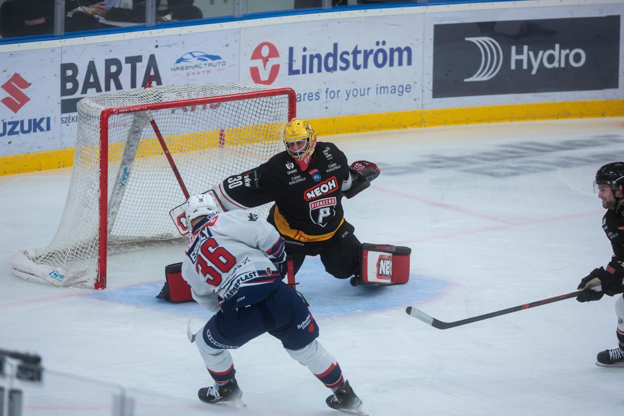 Pioneers-Torhüter Alex Caffi glänzte in Fehérvár mit starken Paraden und sicherte seinem Team damit die Punkte. /Soós Attila