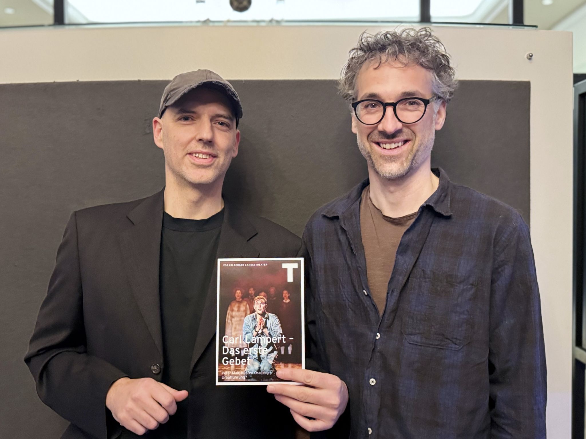 Bühnen-und Kostümbildner Matthias Strahm mit Tobias Fend (Café Fuerte).