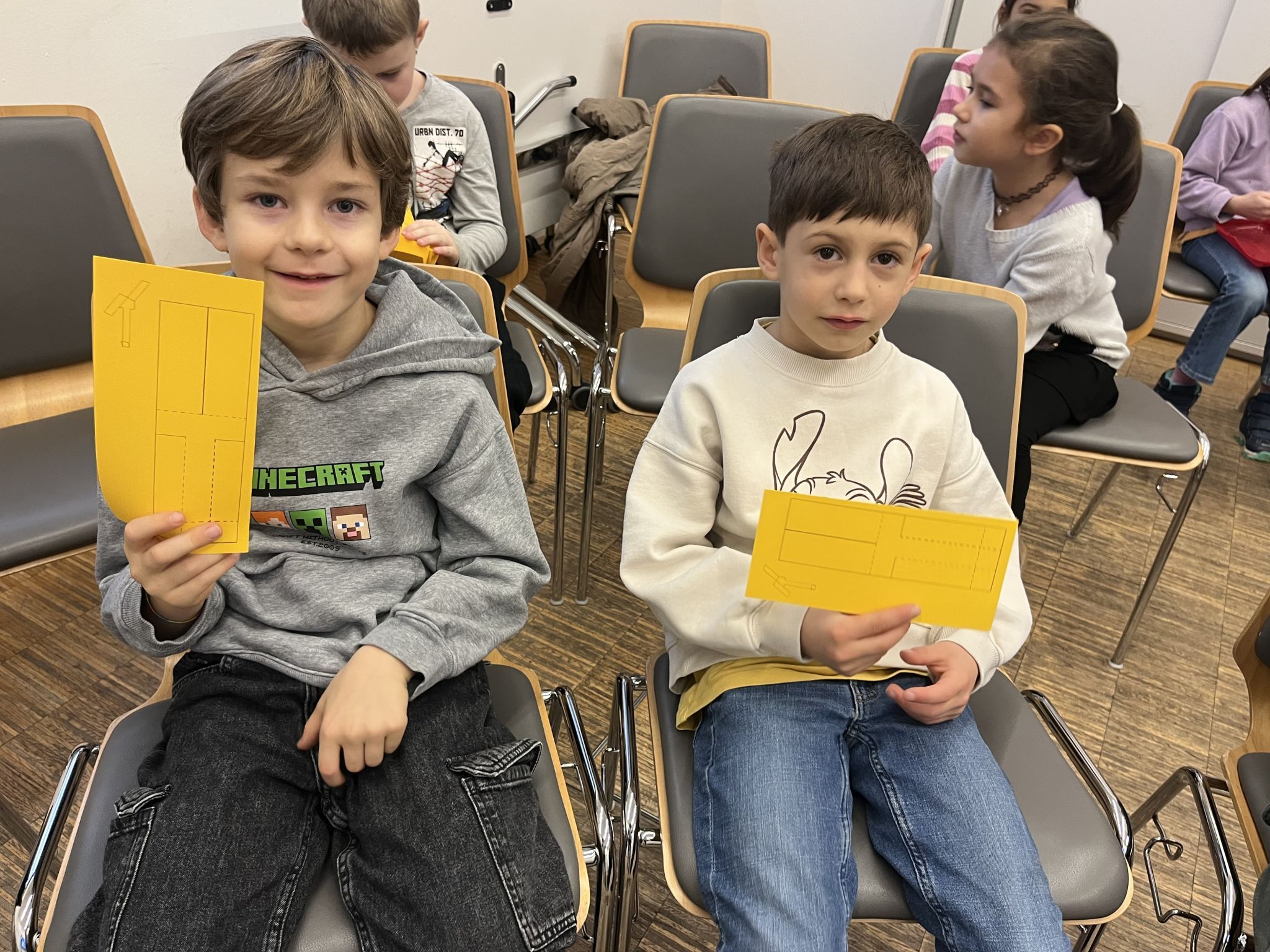 Maximilian und Lorenz freuten sich ein eigenes Flugobjekt zu basteln. 